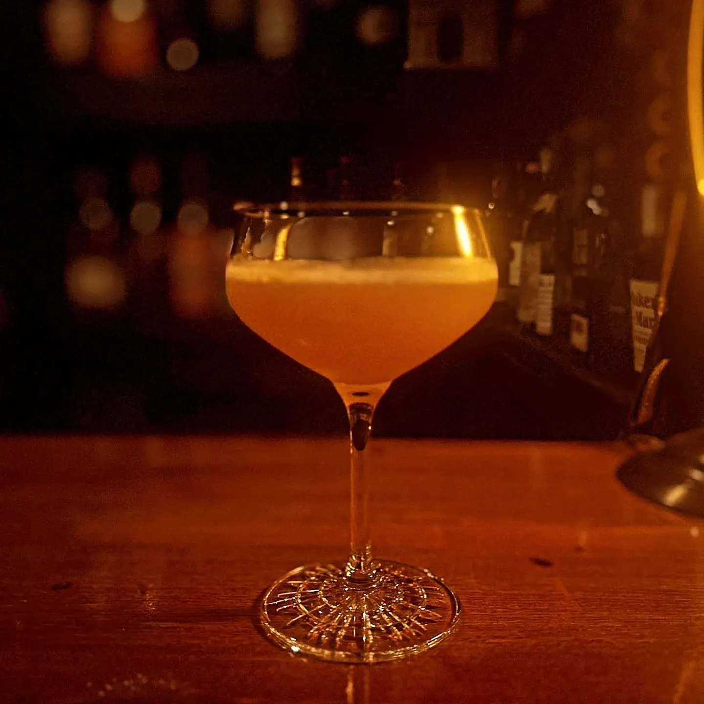 【新橋】【バー】朝から酒や葉巻を嗜む豪傑です。